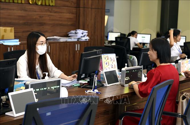 Người dân đến làm thủ tục hành chính tại Trung tâm Phục vụ hành chính công và Kiểm soát thủ tục hành chính tỉnh Hưng Yên. Ảnh: Đinh Văn Nhiều-TTXVN
