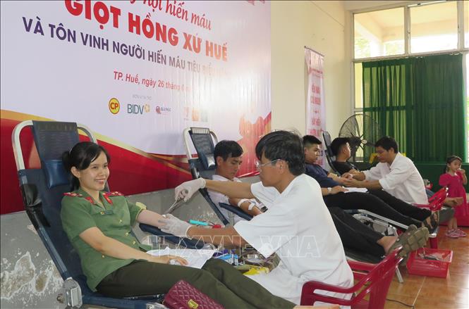 Đông đảo người dân tham gia hiến máu tại ngày hội. Ảnh: Tường Vi - TTXVN       