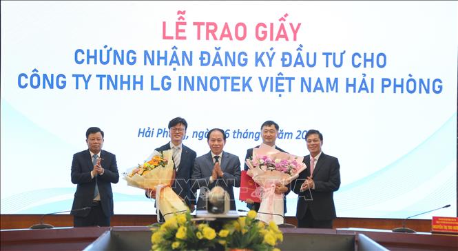 Lãnh đạo thành phố Hải Phòng tặng hoa lãnh đạo LG Innotek. Ảnh: Minh Thu - TTXVN