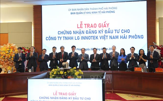 Đại diện các dự án của Tập đoàn LG, doanh nghiệp Hàn Quốc chụp ảnh cùng lãnh đạo thành phố Hải Phòng. Ảnh: Minh Thu - TTXVN