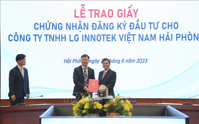 Ông Park Hong Keun, Tổng Giám đốc Công ty TNHH LG Innotek Việt Nam Hải Phòng nhận Giấy chứng nhận đăng ký đầu tư từ Chủ tịch Ủy ban Nhân dân thành phố Hải Phòng Nguyễn Văn Tùng. Ảnh: Minh Thu -TTXVN