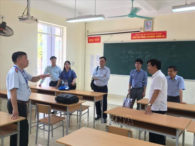 Trong ảnh: Đoàn công tác của Ban Chỉ đạo Kì thi tốt nghiệp THPT năm 2023 tỉnh Cao Bằng kiểm tra cơ sở vật chất tại điểm thi Trường THPT chuyên tỉnh Cao Bằng. Ảnh: Chu Hiệu-TTXVN.
