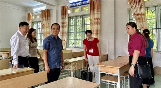 Trong ảnh: Đoàn công tác của Ban Chỉ đạo Kì thi tốt nghiệp THPT năm 2023 tỉnh Cao Bằng kiểm tra cơ sở vật chất tại điểm thi Trường THPT huyện Nguyên Bình, tỉnh Cao Bằng. Ảnh: Chu Hiệu-TTXVN.