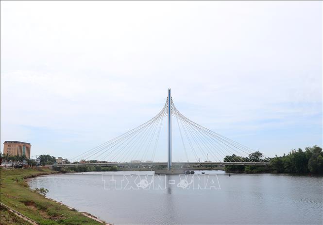 Cầu dây văng sông Hiếu cơ bản đã hoàn thành nhưng chưa thể đưa vào sử dụng do đường hai đầu cầu còn dở dang. Ảnh: Nguyên Lý-TTXVN