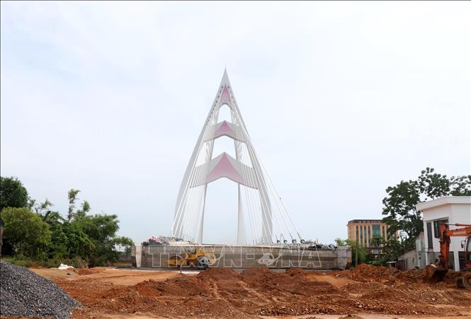 Đường dẫn lên cầu dây văng sông Hiếu còn dở dang. Ảnh: Nguyên Lý-TTXVN