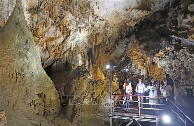 Trong ảnh: Du khách sững sờ trước vẻ đẹp của Động Thiên Đường. Ảnh: Trần Việt - TTXVN