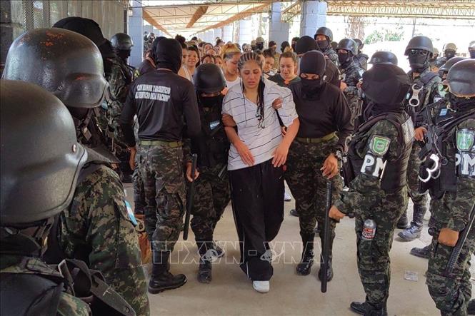 Binh sĩ Honduras tiếp quản nhà tù ở Tamara, cách thủ đô Tegucigalpa 25km về phía bắc, ngày 26/6/2023. Ảnh: AFP/TTXVN