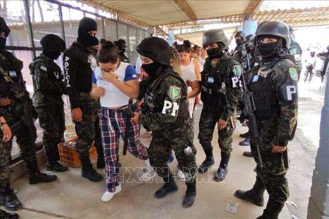 Binh sĩ Honduras tiếp quản nhà tù ở Tamara, cách thủ đô Tegucigalpa 25km về phía bắc, ngày 26/6/2023. Ảnh: AFP/TTXVN