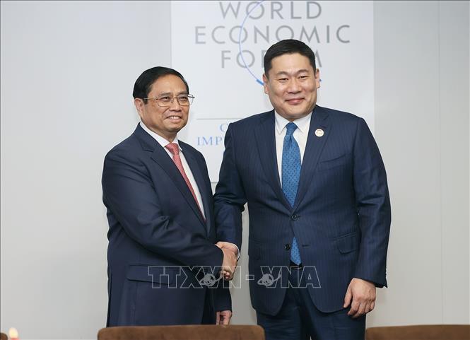 Thủ tướng Phạm Minh Chính gặp Thủ tướng Mông Cổ Oyun-Erdene Luvsannamsrai. Ảnh: Dương Giang-TTXVN
