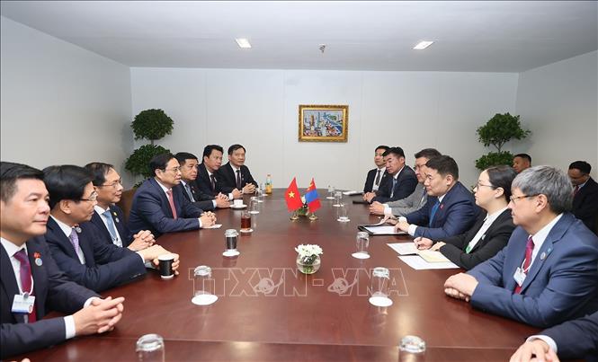 Thủ tướng Phạm Minh Chính gặp Thủ tướng Mông Cổ Oyun-Erdene Luvsannamsrai. Ảnh: Dương Giang-TTXVN
