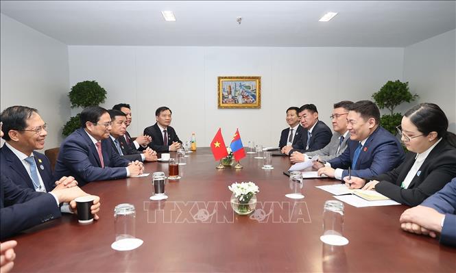 Thủ tướng Phạm Minh Chính gặp Thủ tướng Mông Cổ Oyun-Erdene Luvsannamsrai. Ảnh: Dương Giang-TTXVN
