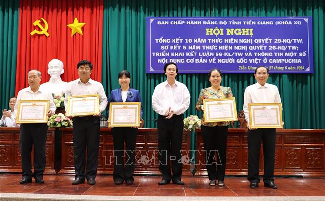 Khen thưởng các tập thể xuất sắc trong thực hiện Nghị quyết 26-NQ/TW. Ảnh: Minh Trí - TTXVN