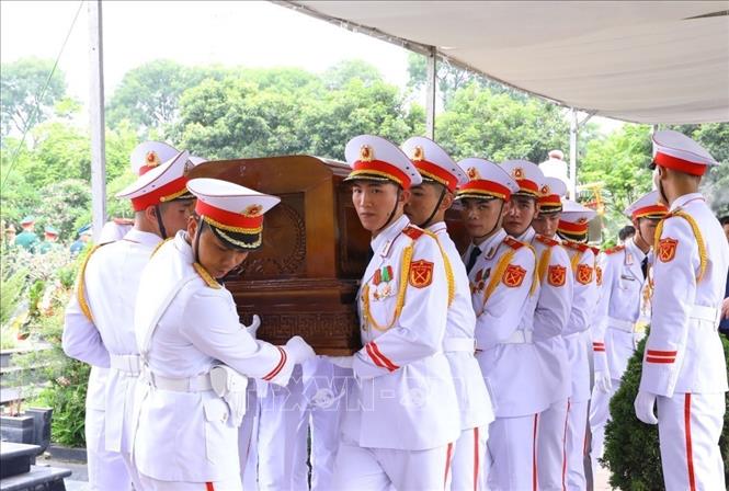 Đội tiêu binh đưa linh cữu nguyên Phó Thủ tướng Vũ Khoan đến nơi an táng. Ảnh: Văn Điệp - TTXVN