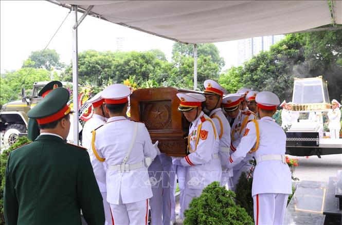 Đội tiêu binh đưa linh cữu nguyên Phó Thủ tướng Vũ Khoan đến nơi an táng. Ảnh: Văn Điệp - TTXVN