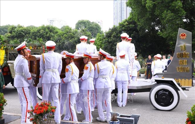 Đội tiêu binh đưa linh cữu nguyên Phó Thủ tướng Vũ Khoan đến nơi an táng. Ảnh: Văn Điệp - TTXVN