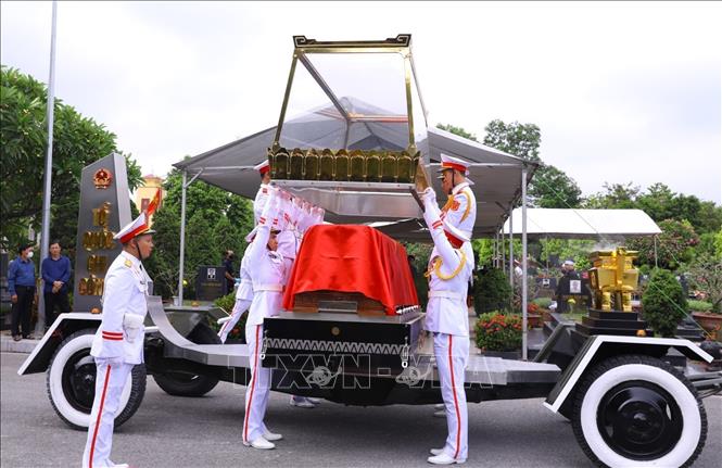Đội tiêu binh đưa linh cữu nguyên Phó Thủ tướng Vũ Khoan đến nơi an táng. Ảnh: Văn Điệp - TTXVN