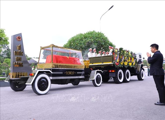 Xe chở linh cữu nguyên Phó Thủ tướng Vũ Khoan tại nghĩa trang Mai Dịch, thành phố Hà Nội. Ảnh: Văn Điệp - TTXVN