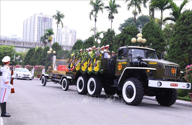 Xe chở linh cữu nguyên Phó Thủ tướng Vũ Khoan tại nghĩa trang Mai Dịch, thành phố Hà Nội. Ảnh: Văn Điệp - TTXVN