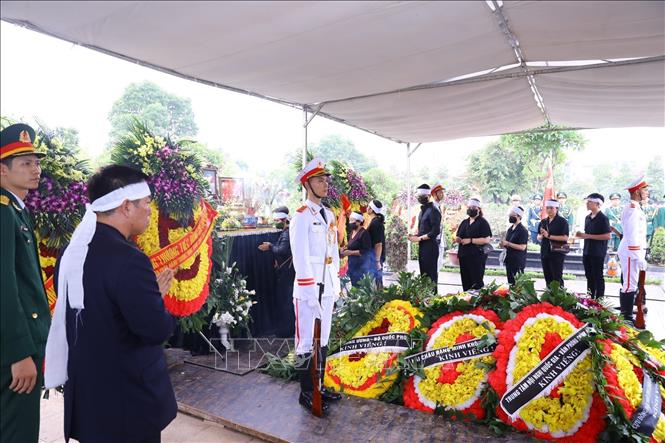 Quang cảnh lễ an táng nguyên Phó Thủ tướng Vũ Khoan tại nghĩa trang Mai Dịch, Hà Nội. Ảnh: Văn Điệp - TTXVN