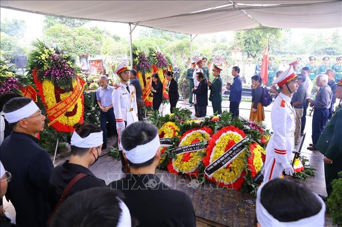 Quang cảnh lễ an táng nguyên Phó Thủ tướng Vũ Khoan tại nghĩa trang Mai Dịch, Hà Nội. Ảnh: Văn Điệp - TTXVN