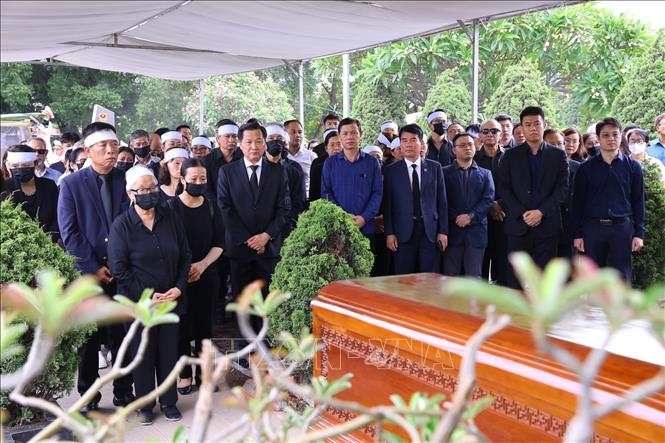 Quang cảnh lễ an táng nguyên Phó Thủ tướng Vũ Khoan tại nghĩa trang Mai Dịch, Hà Nội. Ảnh: Văn Điệp - TTXVN