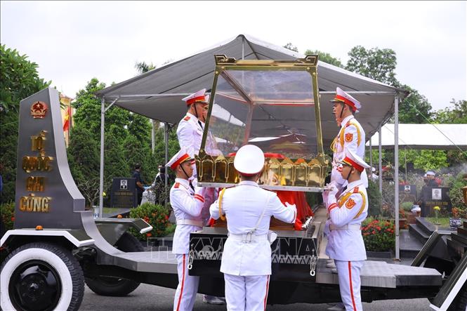 Đội tiêu binh đưa linh cữu nguyên Phó Thủ tướng Vũ Khoan đến nơi an táng. Ảnh: Văn Điệp - TTXVN