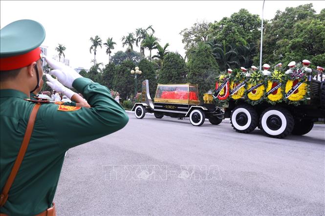 Xe chở linh cữu nguyên Phó Thủ tướng Vũ Khoan tại nghĩa trang Mai Dịch, thành phố Hà Nội. Ảnh: Văn Điệp - TTXVN