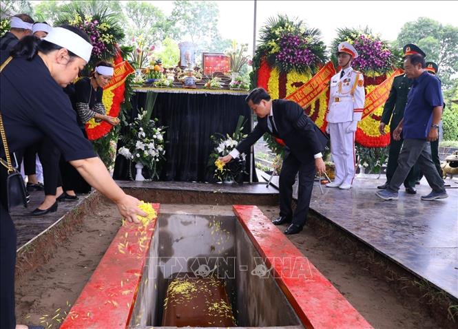 Quang cảnh lễ an táng nguyên Phó Thủ tướng Vũ Khoan tại nghĩa trang Mai Dịch, Hà Nội. Ảnh: Văn Điệp - TTXVN