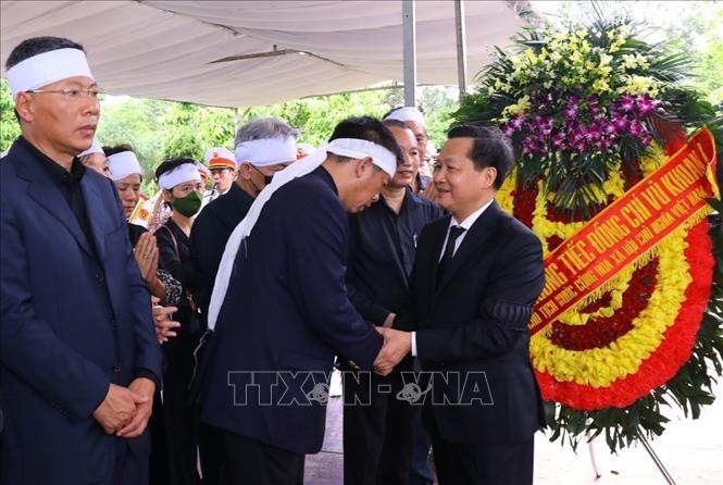 Phó Thủ tướng Lê Minh Khái, Trưởng Ban Tổ chức lễ tang chia buồn cùng gia quyến nguyên Phó Thủ tướng Chính phủ Vũ Khoan. Ảnh: Văn Điệp - TTXVN