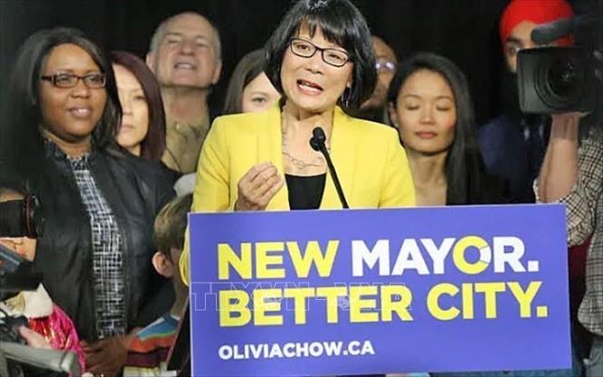 (Tư liệu) Bà Olivia Chow (giữa) trong cuộc vận động tranh cử Thị trưởng thành phố Toronto (Canada). Ảnh: CBC News/TTXVN
