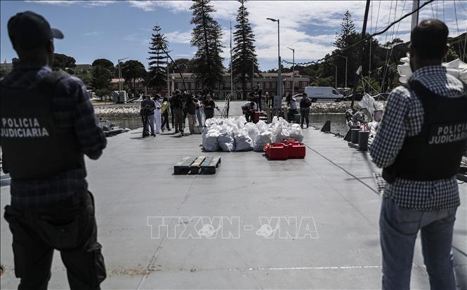 Cảnh sát trưng bày số cocaine tịch thu trong các chiến dịch chống buôn lậu ma túy  tại căn cứ hải quân Lisbon, Bồ Đào Nha, ngày 1/6/2023. Ảnh: AFP/TTXVN