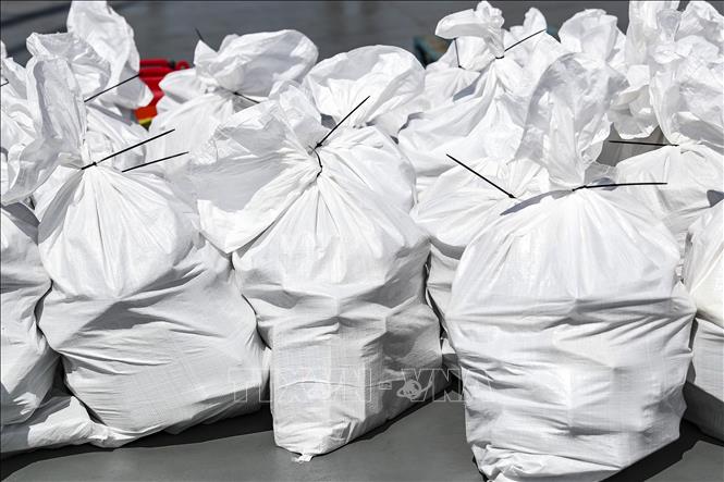 Cảnh sát trưng bày số cocaine tịch thu trong các chiến dịch chống buôn lậu ma túy  tại căn cứ hải quân Lisbon, Bồ Đào Nha, ngày 1/6/2023. Ảnh: AFP/TTXVN