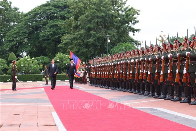 Trong ảnh: Hai Thủ tướng Lào và Malaysia duyệt đội danh dự: Ảnh: Đỗ Bá Thành-PV TTXVN tại Lào