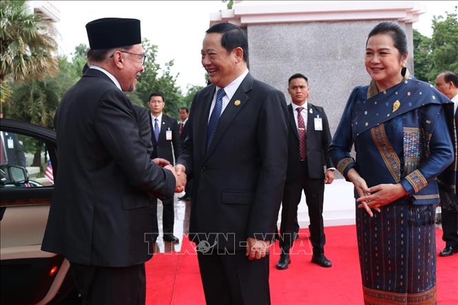 Trong ảnh: Thủ tướng Lào (bên phải) bắt tay với Thủ tướng Malaysia. Ảnh: Đỗ Bá Thành-PV TTXVN tại Lào