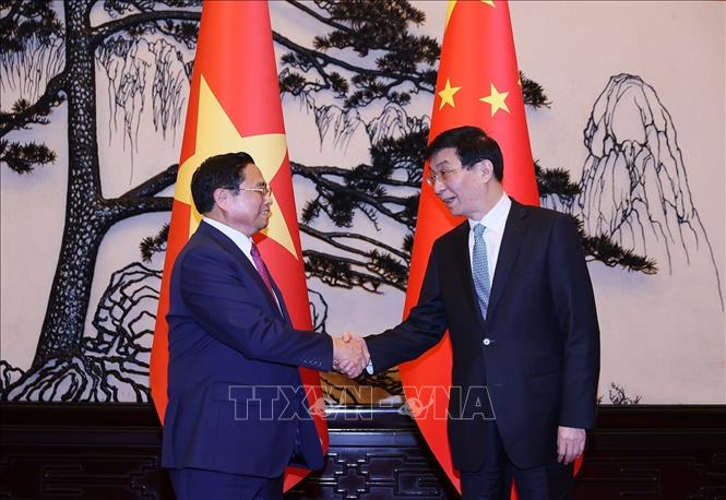 PM Pham Minh Chinh meets with Chairman of the National Committee of Chinese People's Political Consultative Conference Wang Huning. VNA Photo: Dương Giang 