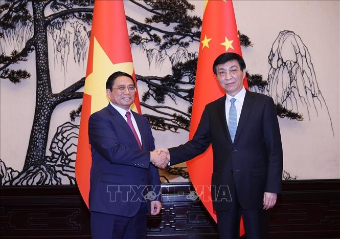 PM Pham Minh Chinh meets with Chairman of the National Committee of Chinese People's Political Consultative Conference Wang Huning. VNA Photo: Dương Giang 