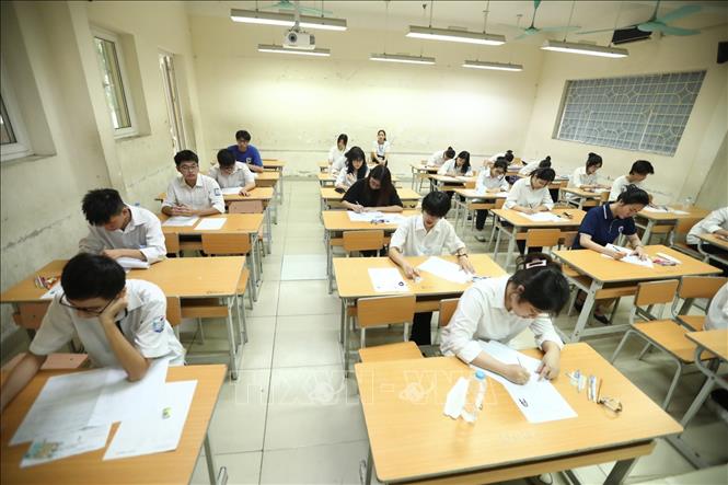 Thí sinh chuẩn bị làm bài thi môn Ngữ Văn tại điểm thi trưởng THPT Nguyễn Gia Thiều (Hà Nội). Ảnh: Minh Quyết - TTXVN