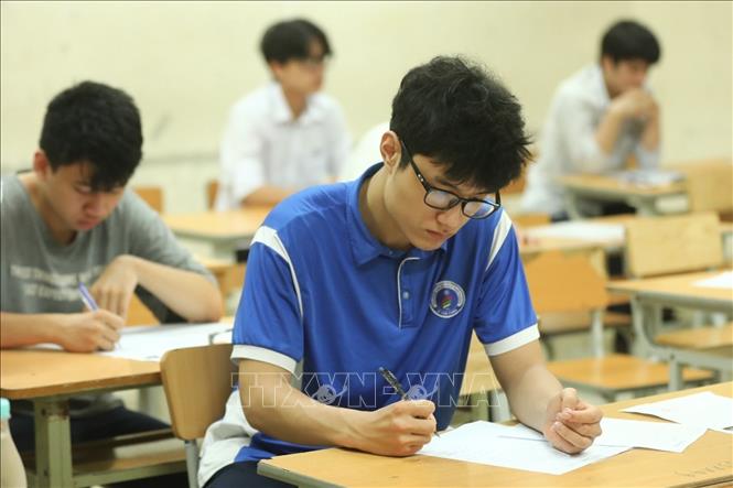 Thí sinh chuẩn bị làm bài thi môn Ngữ Văn tại điểm thi trường THPT Nguyễn Gia Thiều (Hà Nội). Ảnh: Minh Quyết - TTXVN