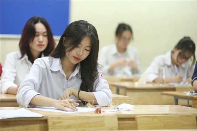Thí sinh chuẩn bị làm bài thi môn Ngữ Văn tại điểm thi trường THPT Nguyễn Gia Thiều (Hà Nội). Ảnh: Minh Quyết - TTXVN