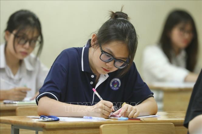 Thí sinh chuẩn bị làm bài thi môn Ngữ Văn tại điểm thi trường THPT Nguyễn Gia Thiều (Hà Nội). Ảnh: Minh Quyết - TTXVN