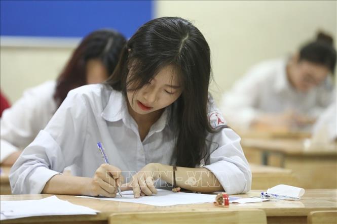 Thí sinh chuẩn bị làm bài thi môn Ngữ Văn tại điểm thi trường THPT Nguyễn Gia Thiều (Hà Nội). Ảnh: Minh Quyết - TTXVN