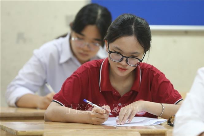 Thí sinh chuẩn bị làm bài thi môn Ngữ Văn tại điểm thi trường THPT Nguyễn Gia Thiều (Hà Nội). Ảnh: Minh Quyết - TTXVN