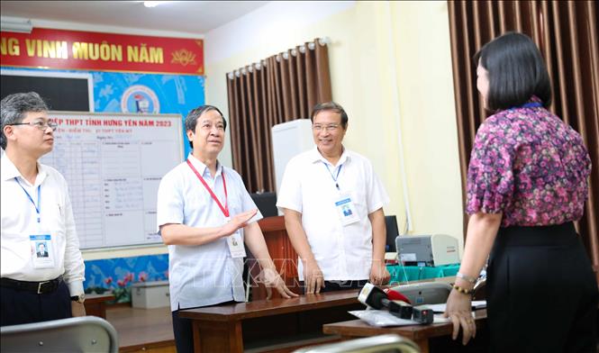 Bộ trưởng Bộ Giáo dục và Đào tạo Nguyễn Kim Sơn trao đổi với cán bộ coi thi tại điểm thi Trường THPT Yên Mỹ (huyện Yên Mỹ, Hưng Yên). Ảnh: Thanh Tùng - TTXVN