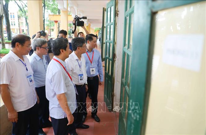 Bộ trưởng Bộ Giáo dục và Đào tạo Nguyễn Kim Sơn dẫn đầu đoàn công tác kiểm tra công tác coi thi tại điểm thi Trường THPT Yên Mỹ (huyện Yên Mỹ, Hưng Yên). Ảnh: Thanh Tùng - TTXVN 