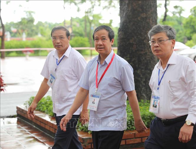Bộ trưởng Bộ Giáo dục và Đào tạo Nguyễn Kim Sơn dẫn đầu đoàn công tác kiểm tra công tác coi thi tại điểm thi Trường THPT Yên Mỹ (huyện Yên Mỹ, Hưng Yên). Ảnh: Thanh Tùng - TTXVN 