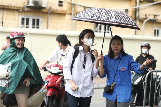 Thí sinh đến dự thi tại điểm thi trường THPT Nguyễn Gia Thiều (Hà Nội). Ảnh: Minh Quyết - TTXVN