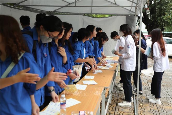 Khu vực thí sinh gửi các đồ dùng không cần thiết trước khi vào phòng thi. Ảnh: Minh Quyết - TTXVN