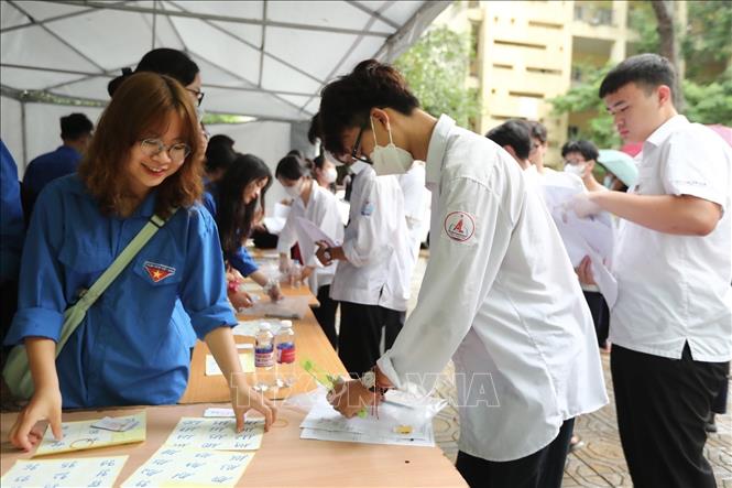 Khu vực thí sinh gửi các đồ dùng không cần thiết trước khi vào phòng thi. Ảnh: Minh Quyết - TTXVN