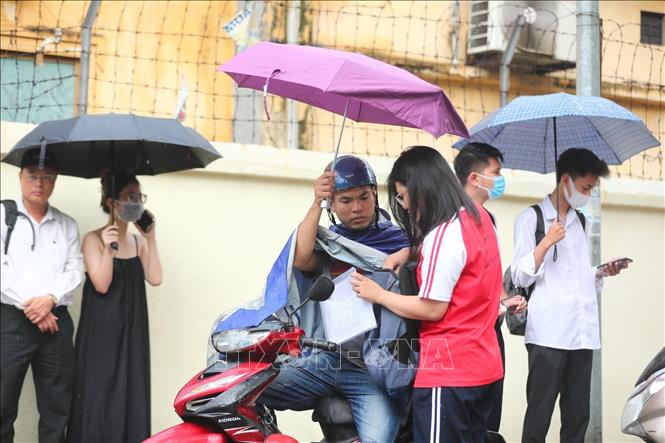 Thí sinh đến dự thi tại điểm thi trường THPT Nguyễn Gia Thiều (Hà Nội). Ảnh: Minh Quyết - TTXVN