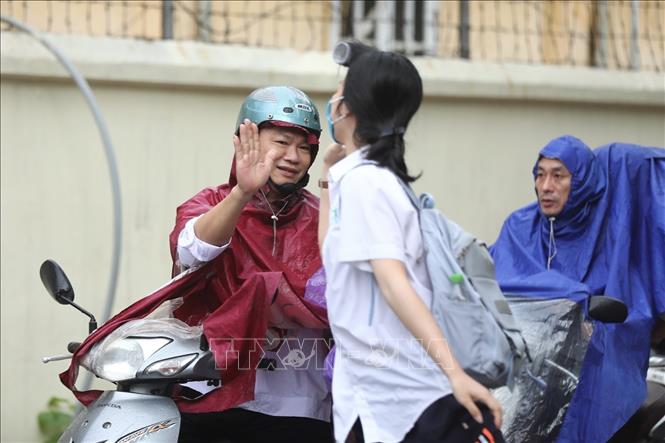 Thí sinh đến dự thi tại điểm thi trường THPT Nguyễn Gia Thiều (Hà Nội). Ảnh: Minh Quyết - TTXVN